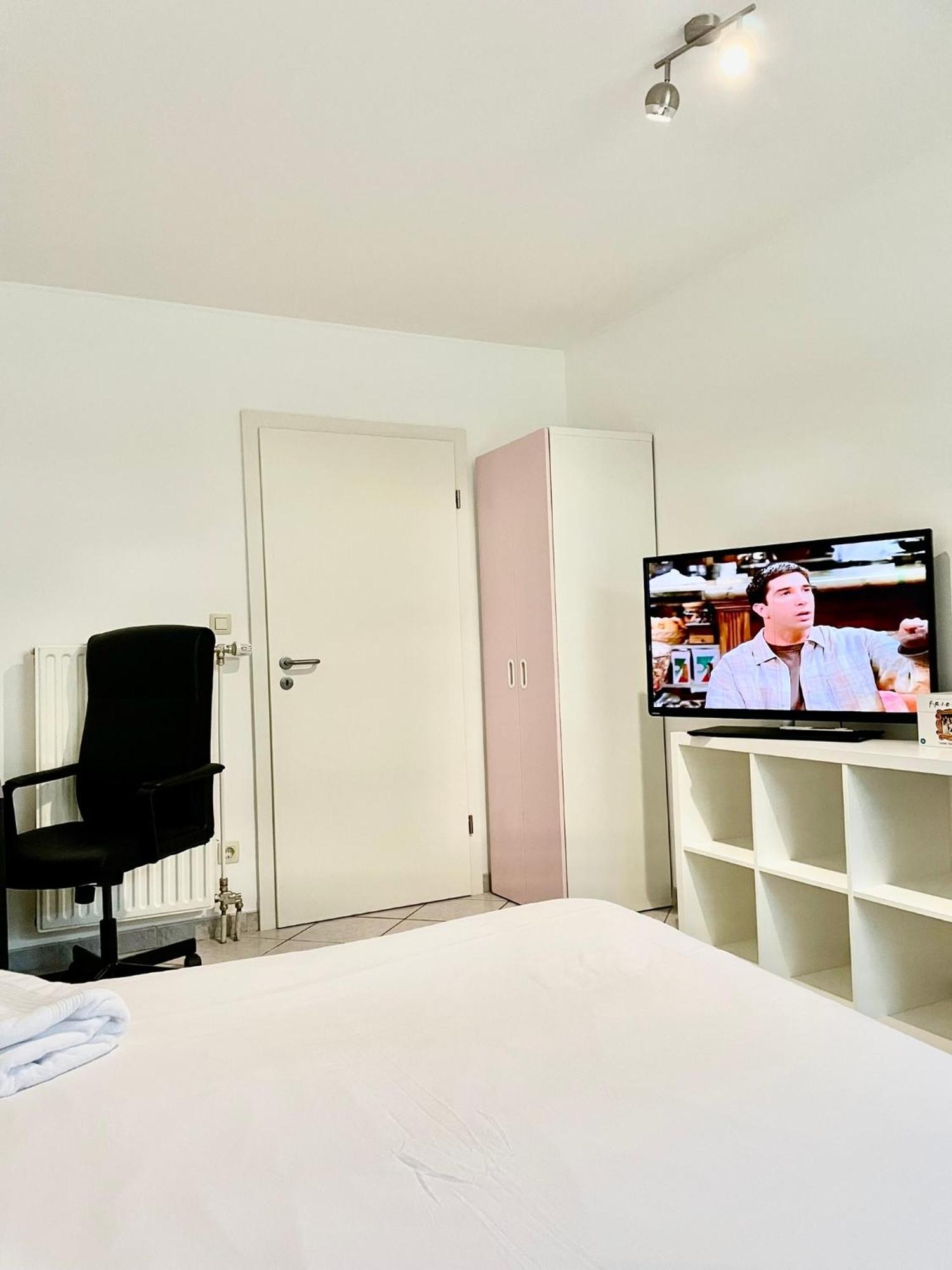 Large Room In Schuttrange Free Parking 10Mins To Airport Excellent Customer Services Exterior foto